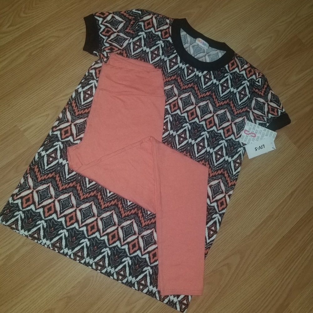 Lularoe Liv Tee And OS Leggings Outfit
